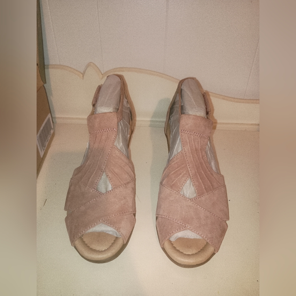 Earth Women's Blush Suede Sandals 7 1/2